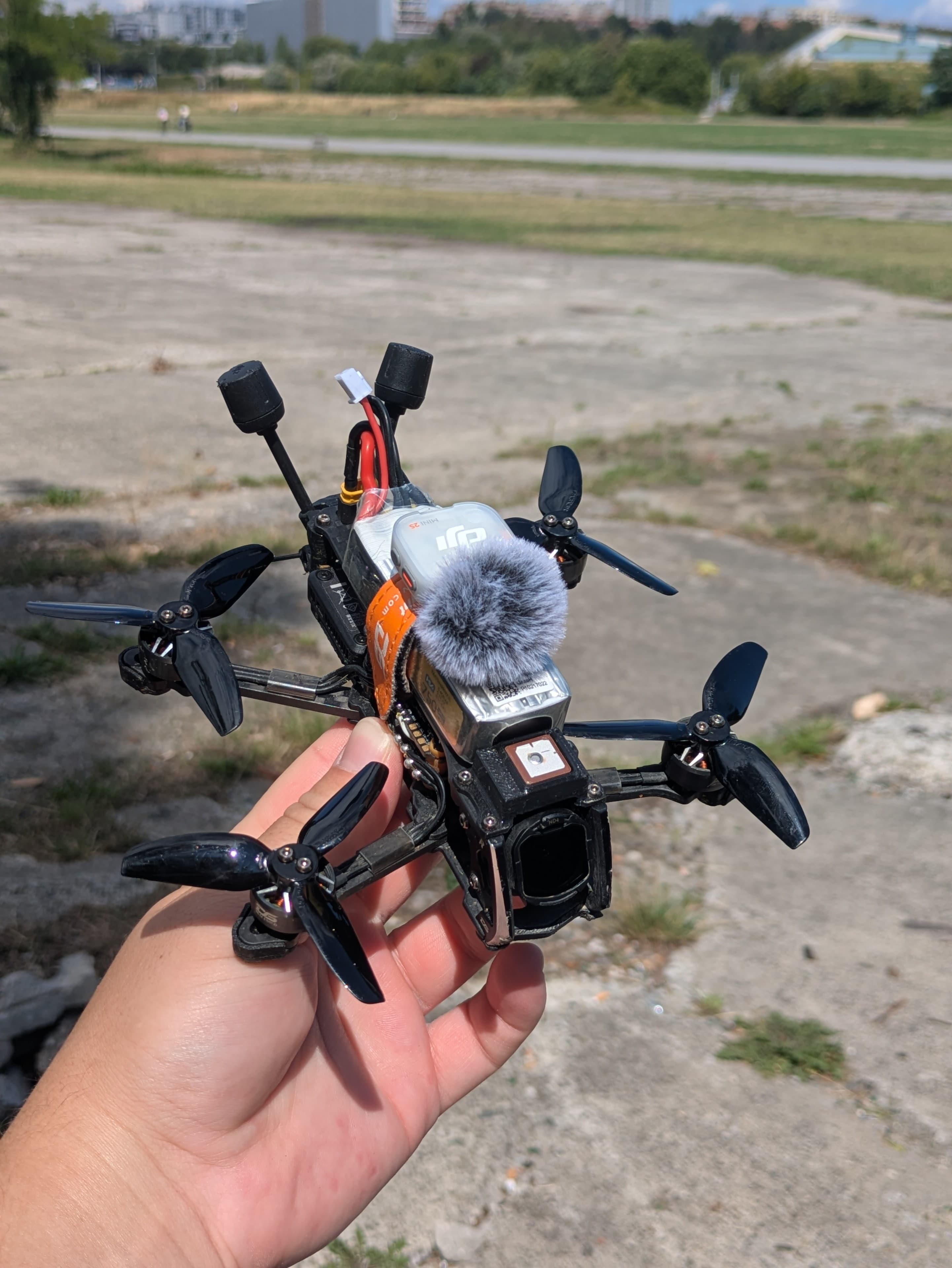 Dron z doczepionym mikrofonem DJI MIC MINI 2S